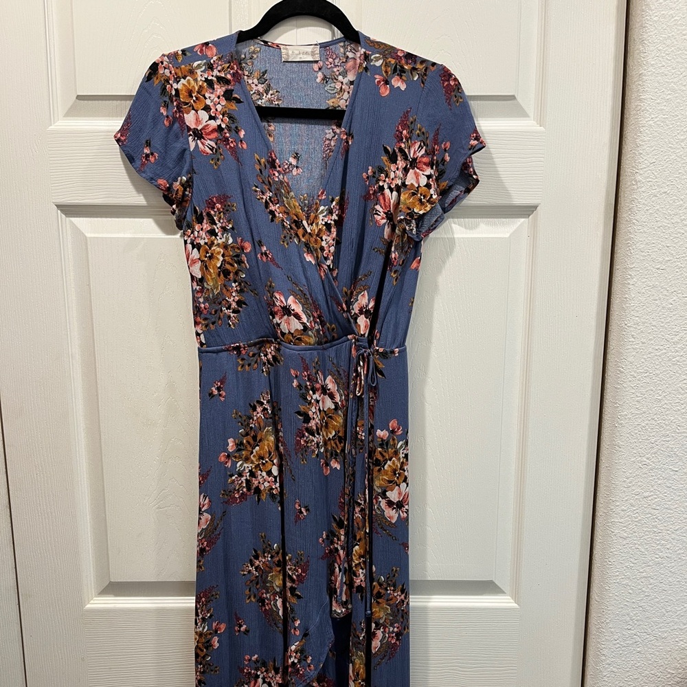 Fabulous women’s Altar’d State Maxi dress with front slit. Lined to thigh.